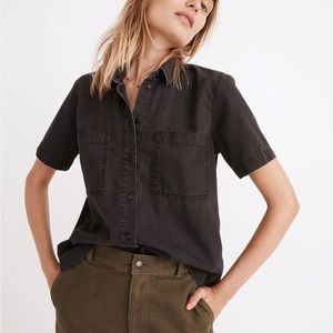 Madewell Denim Short-Sleeve Button-Up Shirt in Lunar Wash (Size M)